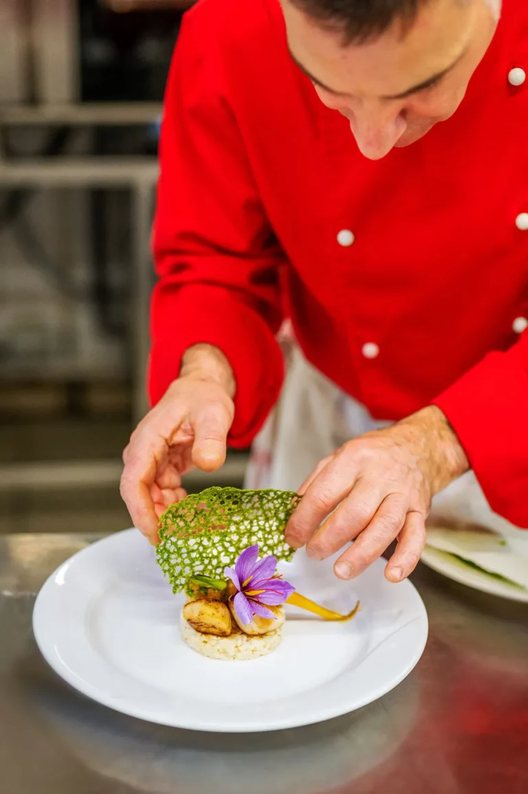 Un chef dresse son plat